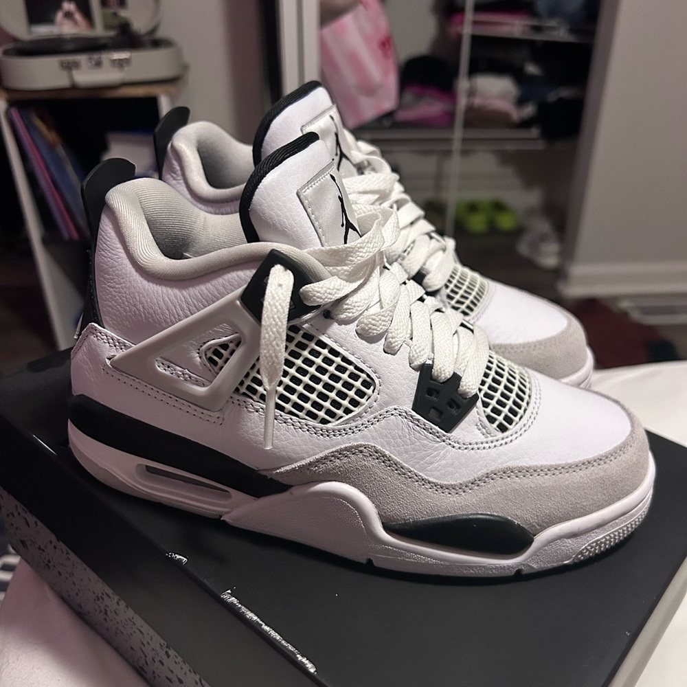 Jordan 4s